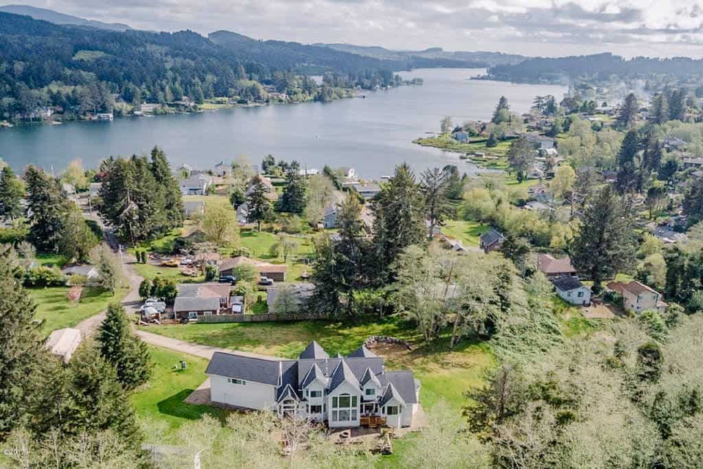 30+ Best Airbnb Wedding Venues in Oregon For a Unique Wedding
