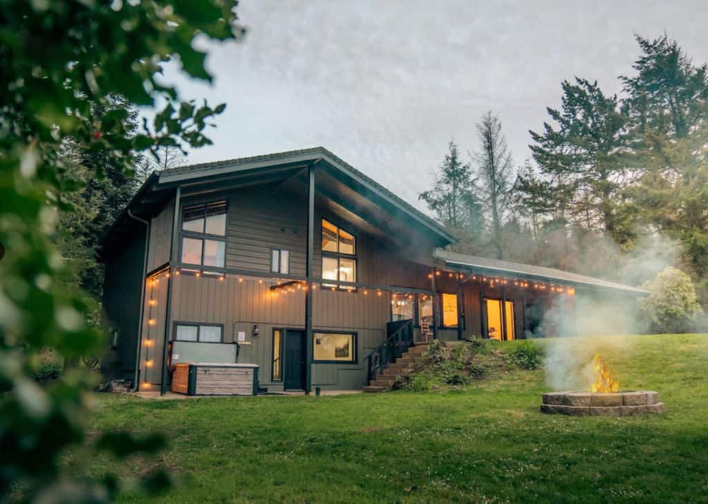backyard view of an Oregon airbnb wedding venue with a fire pit and hot tub