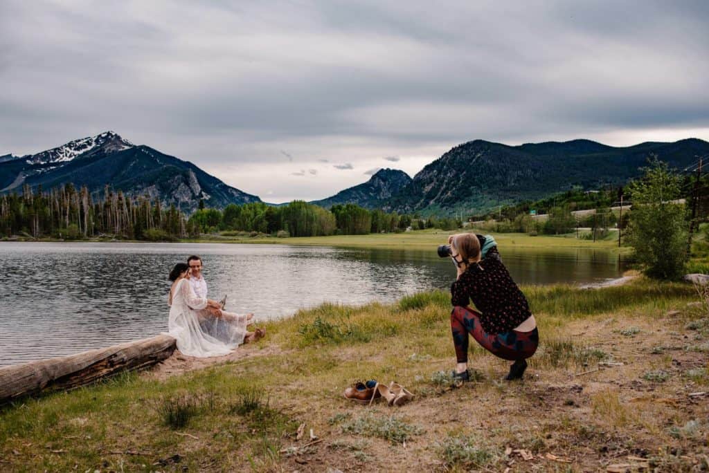 Lumalia taking pictures of a couple in front of an alpine lake